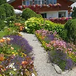 Gaestehaus Buechele Kleinwalsertal 컨트리하우스 *